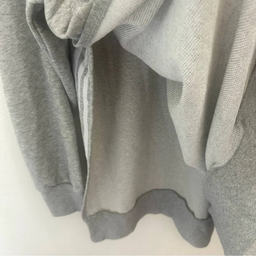 Adidas Gray Split Hem Crew Sweatshirt Size Medium - Picture 11 of 11